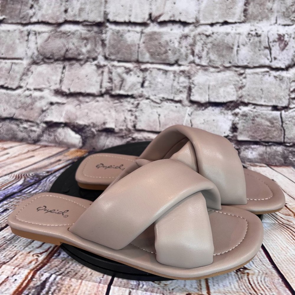 Qupid Women's Taupe Beige Open Toe Cushy Soft Cross Strap Flat Sandals Size 6.5